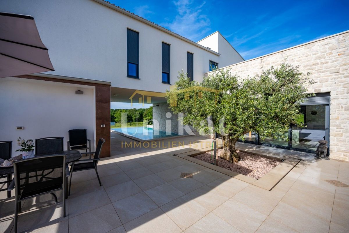 Luksuzna hiša z garažo v kleti - 3 km do morja